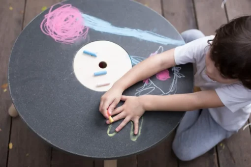Mesa de juego y almacenaje para niño - Plan Toys