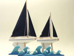 Velero Le Beajour con vela azul 40cm - Maison Tirot